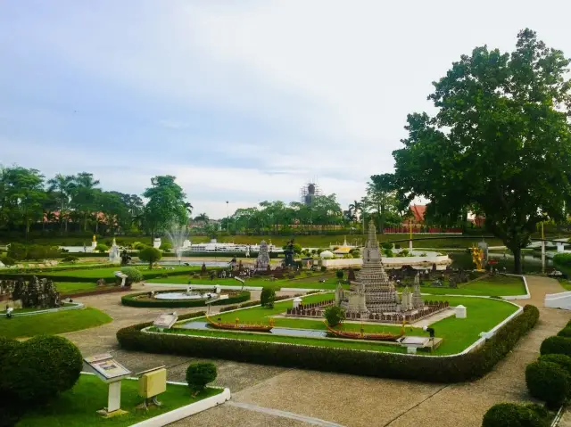 มินิ สยาม พัทยา – เดินเล่นรอบโลกในอากาศฤดูใบไม้ผลิ