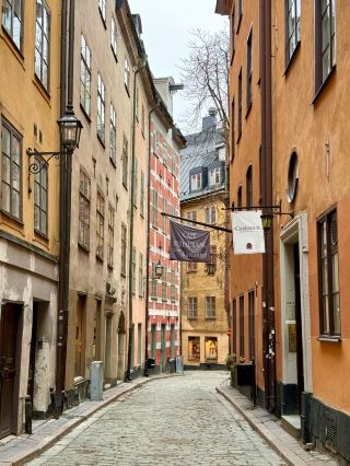 Slow Strolling in Stockholm – History, Meatballs & Cozy Breaks