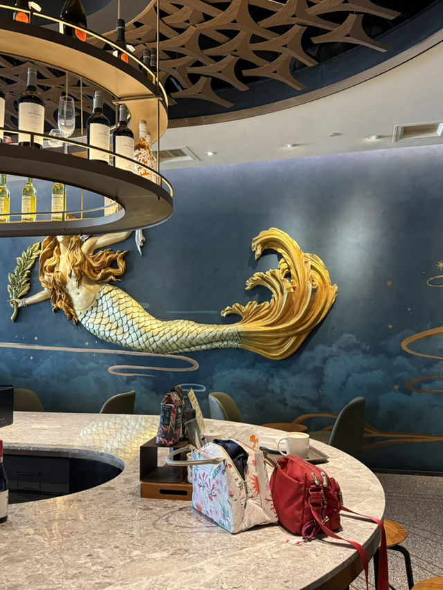 高雄夢時代的（星巴克）有優雅舒適環境.還有香醇濃郁的咖啡和好滋味的黑松露雞肉沙拉麵包
