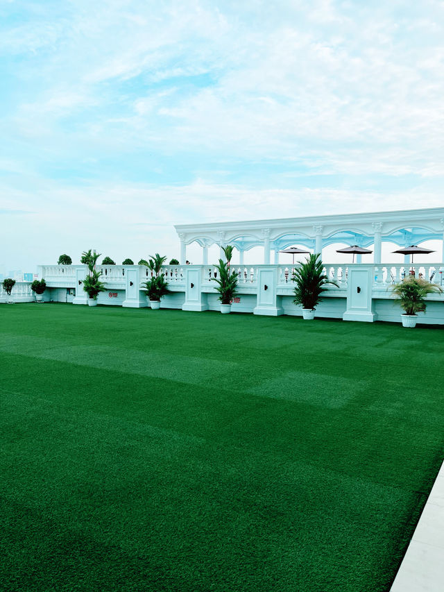 Serene City Escape: Infinity Pool Bliss at Adimulia