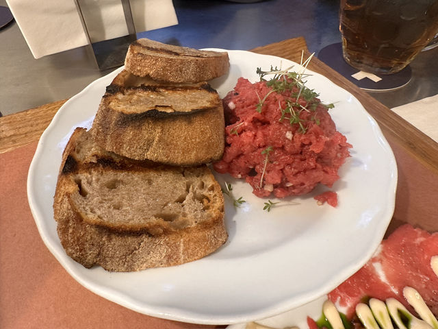 【Cantina（カンティーナ）｜元銀行の建物で楽しむ絶品タルタル🥩】 プラハで“生肉料理”を食べるなら外せない！