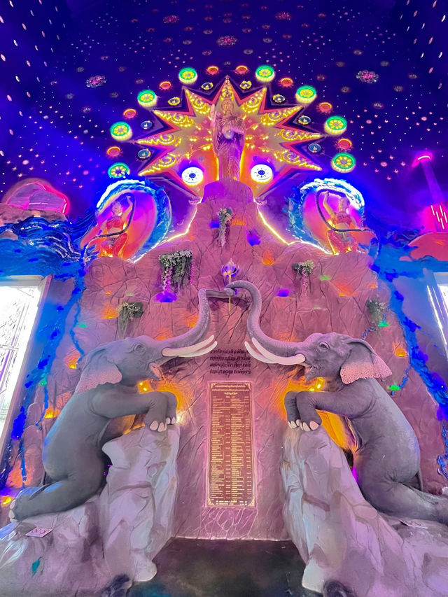 まるで夢の中。ラベンダー色に染まる神秘の寺院💜 #紫の寺 #ワットクラーンクローンワッタナラーム #美しすぎるタイ
