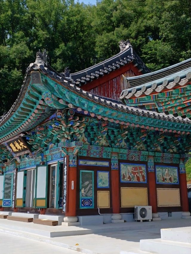 절벽 위 풍경과 함께하는 그림 같은 나들이