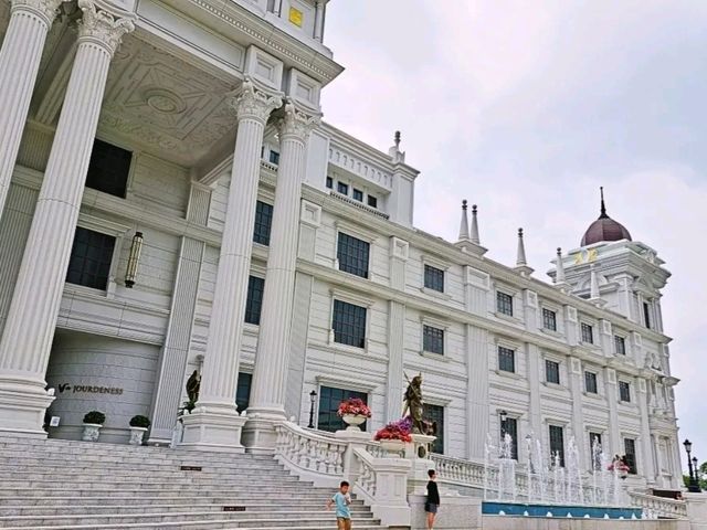 嘉義佐登妮絲城堡是全亞洲最大城堡，以文藝復興時期的巴洛克風格為基礎打造而成。
