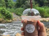 mynt cafe วิวเขาเหมน + ธารน้ำหลายสายไหลผ่าน