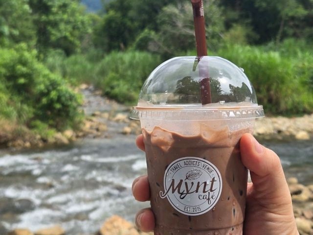 mynt cafe วิวเขาเหมน + ธารน้ำหลายสายไหลผ่าน