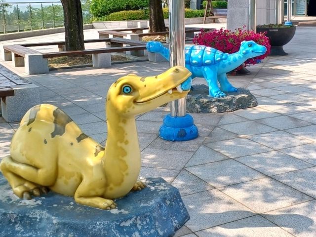 공룡 앞 포토존에서 인생샷 찰칵📸🦕