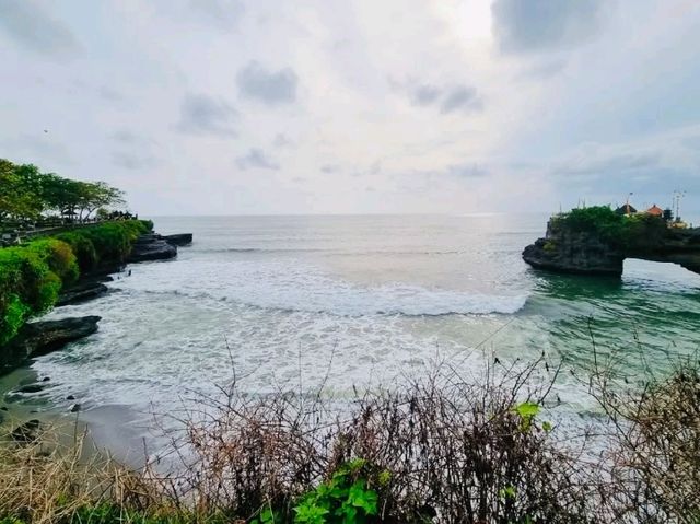 海に浮かぶ神秘の寺院！バリの絶景スポット