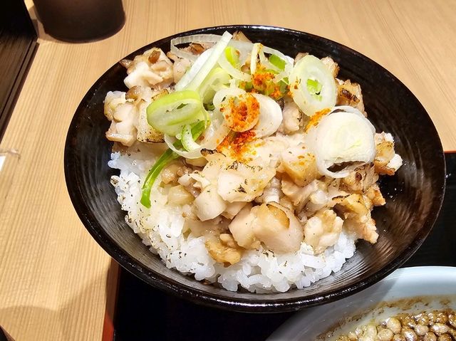 日本富山飽足系黑拉麵〔ガッツリ！えびす〕，醬油湯濃麵人氣店🍜