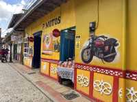 【グアタペの街並み｜Guatapé – Pueblo de Zócalos】