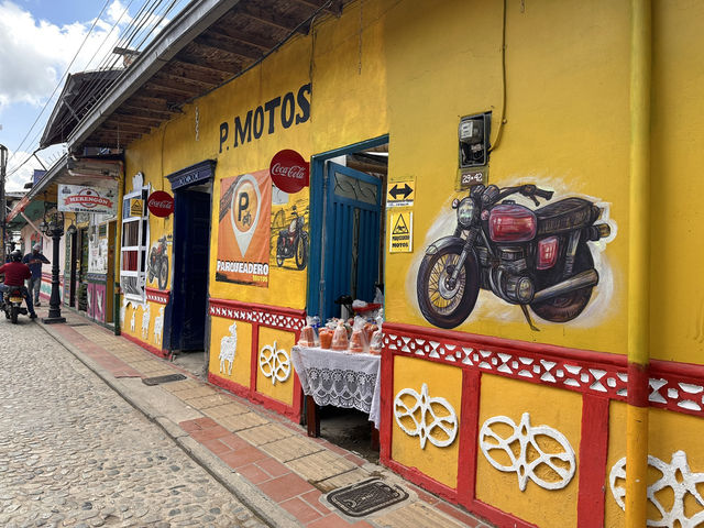 【グアタペの街並み｜Guatapé – Pueblo de Zócalos】