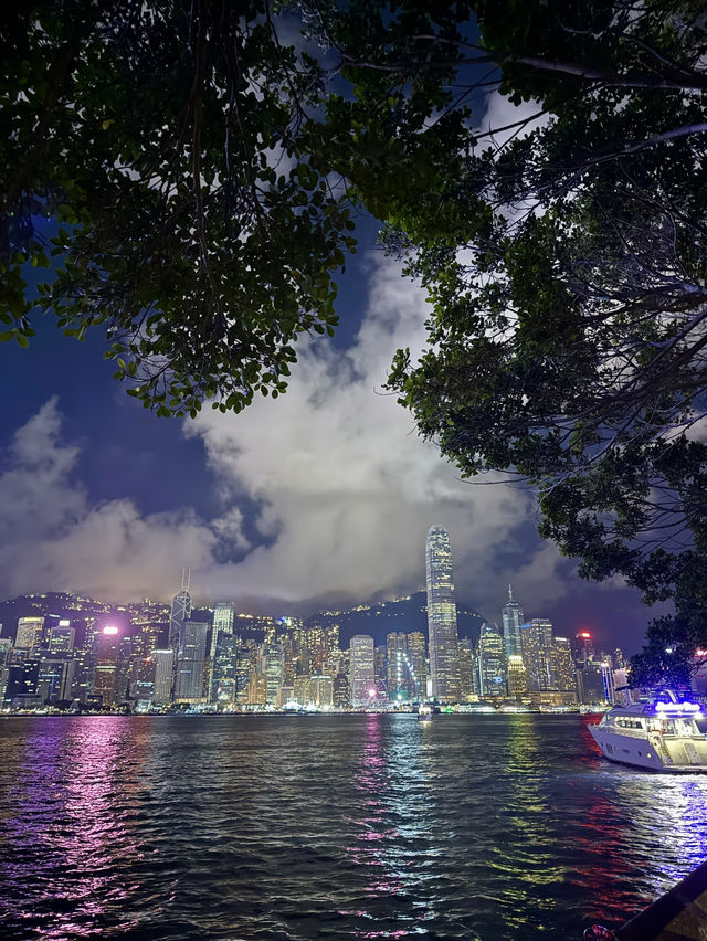 🌃維多利亞港夜景這樣看才對！喝著奶茶坐觀景台，靜靜擁抱香港的夜✨🧋