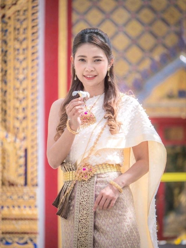  ใส่ชุดไทยไปวัดราชบพิธฯ