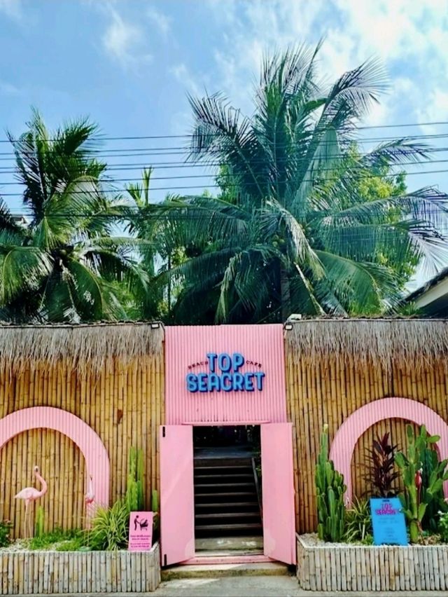 Top Seacret Beach Cafe เป็นคาเฟ่ริมทะเลสไตล์บาหลี