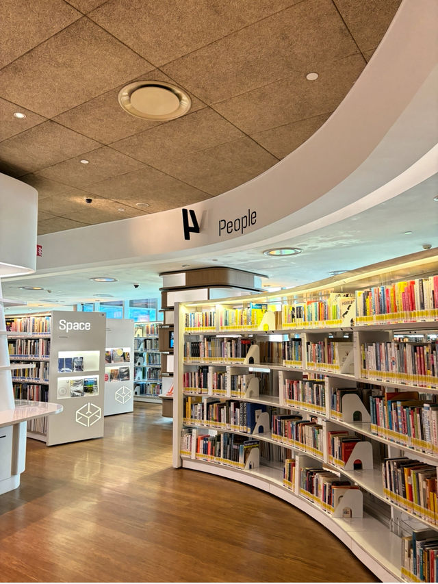 💫 รีวิวไลบรารีที่ชิคสุดในจักรวาล: Library@Orchard