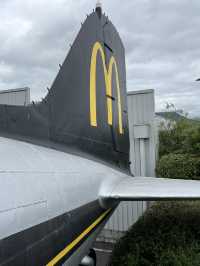 紐西蘭旅遊景點｜🍔 McDonald’s Taupō｜全球唯一「飛機艙」吃漢堡的麥當勞！ 