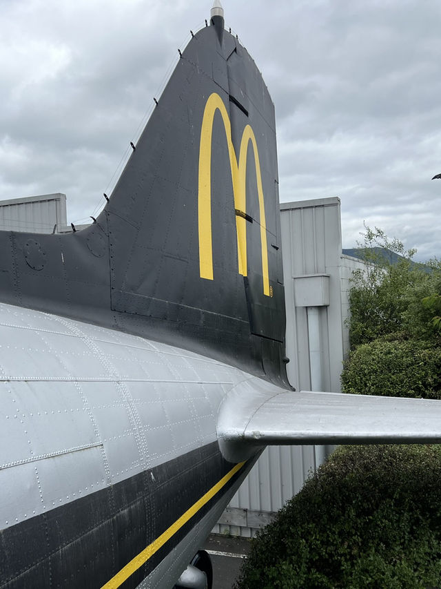 紐西蘭旅遊景點｜🍔 McDonald’s Taupō｜全球唯一「飛機艙」吃漢堡的麥當勞！ 