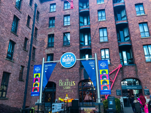リバプール「ビートルズ・ストーリー」で、彼らの軌跡を辿る！🎸