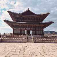 Step into a Joseon Dynasty Dream: Solo Traveler’s Guide to Gyeongbokgung Palace"** 🏯🌸
