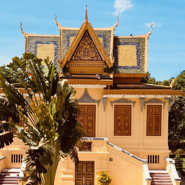 👑 "Crown Jewel of Cambodia: The Royal Palace of Phnom Penh