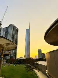 黄金色に染まる空と摩天楼の絶景、ララポートKLの屋上ガーデンで一息を