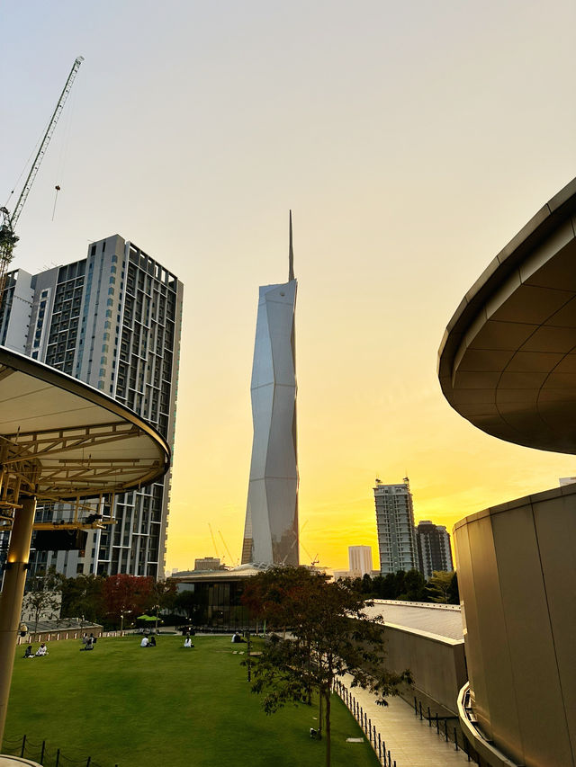 黄金色に染まる空と摩天楼の絶景、ララポートKLの屋上ガーデンで一息を