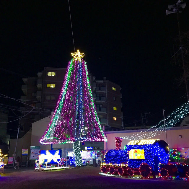 駅前が光の楽園に変身！東逗子駅前イルミネーション「光のクリスマス」2025