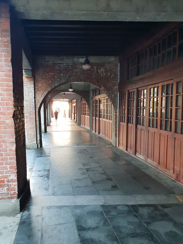 🕌 Longshan Temple & Hidden Alleyway Charm: A Tale of Two Taipei Treasures 🕌 Longshan Temple & Hidden Alleyway Charm: A Tale of Two Taipei Treasures