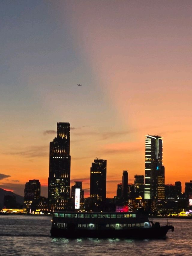 陽光下的繁華都市探索🌅🎡黃昏時分的中環碼頭