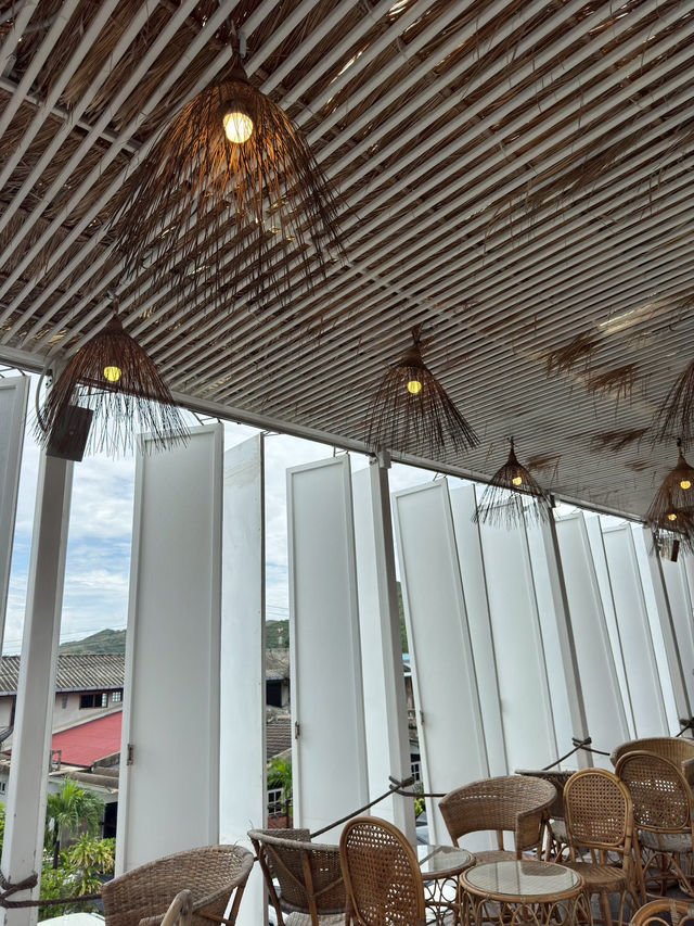 คาเฟ่สุดชิตเเอบอยู่ในท่าเรือเเสมสาร