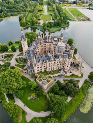 🏰 슈베린 성: 섬 위의 동화