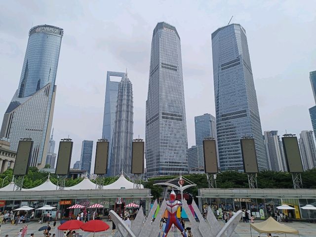 東方明珠廣場,上海現代風貌的象徵。 東方明珠廣場,上海現代風貌的象徵。