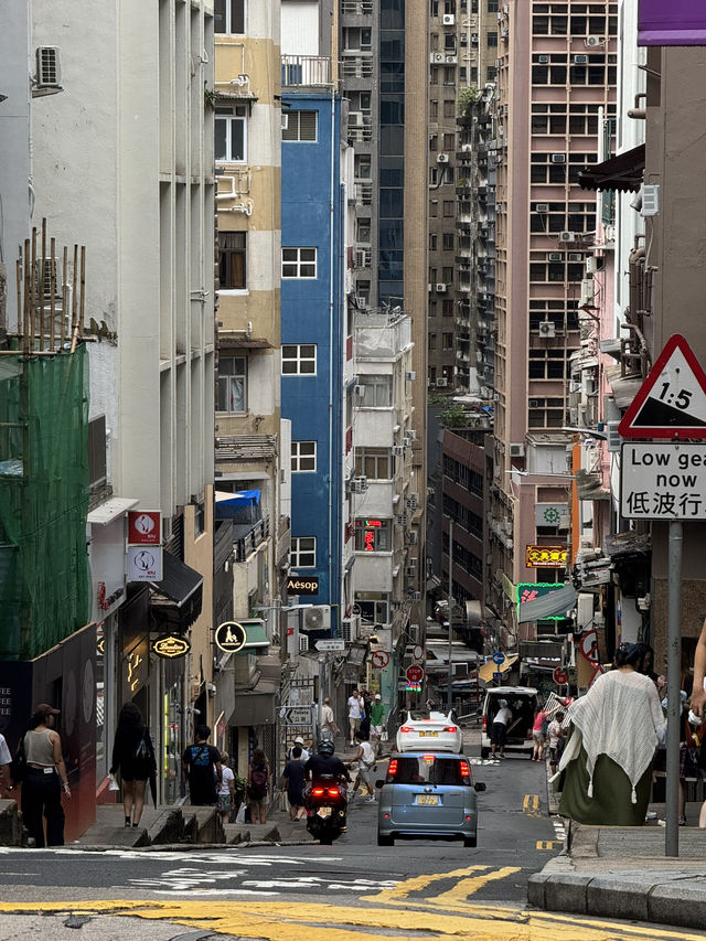 ถนนคนเดินสุดอาร์ต “Hollywood Rd”