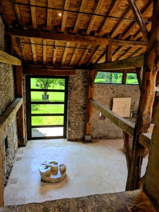 예술 농장에서의 여유로운 산책 시간