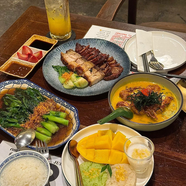 Phuket Old Town Foodie Frenzy: Eat Your Way Through the Best Local Gems! 😋🌴 Phuket Old Town Foodie Frenzy: Eat Your Way Through the Best Local Gems! 😋🌴