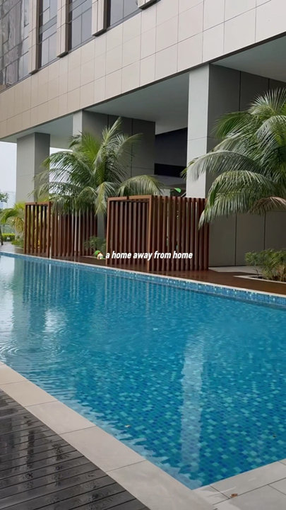 #hellohalloween

Saya baru-baru ini menginap di Pavilion Ceylon Hill Suites, dan pengalamannya sungguh nyaman dan praktis. Lokasinya sungguh luar biasa — hanya beberapa langkah dari Bukit Bintang, dikelilingi bar, kafe, dan pusat kuliner Jalan Alor yang terkenal.

Suite-nya sendiri nyaman dan lengkap, sempurna untuk bersantai setelah menjelajahi kota. Saya juga sangat menikmati fasilitasnya — ada dua kolam renang (salah satunya dengan pemandangan kota yang indah) dan pusat kebugaran yang layak untuk berolahraga sejenak. Tersedia dapur kecil, bak mandi, papan setrika dan setrika, serta TV.

Sebagai informasi: ada deposit sebesar RM300 yang dapat dikembalikan saat check-in, tetapi semuanya berjalan lancar dan tanpa repot selama saya menginap.