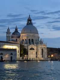✨ベネチアの夜景：月と灯りが映す水の都のロマン✨