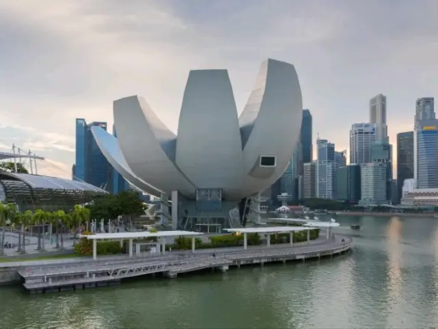 Singapore's Must-See: Dive into Digital Magic at ArtScience Museum! 🖼️💡