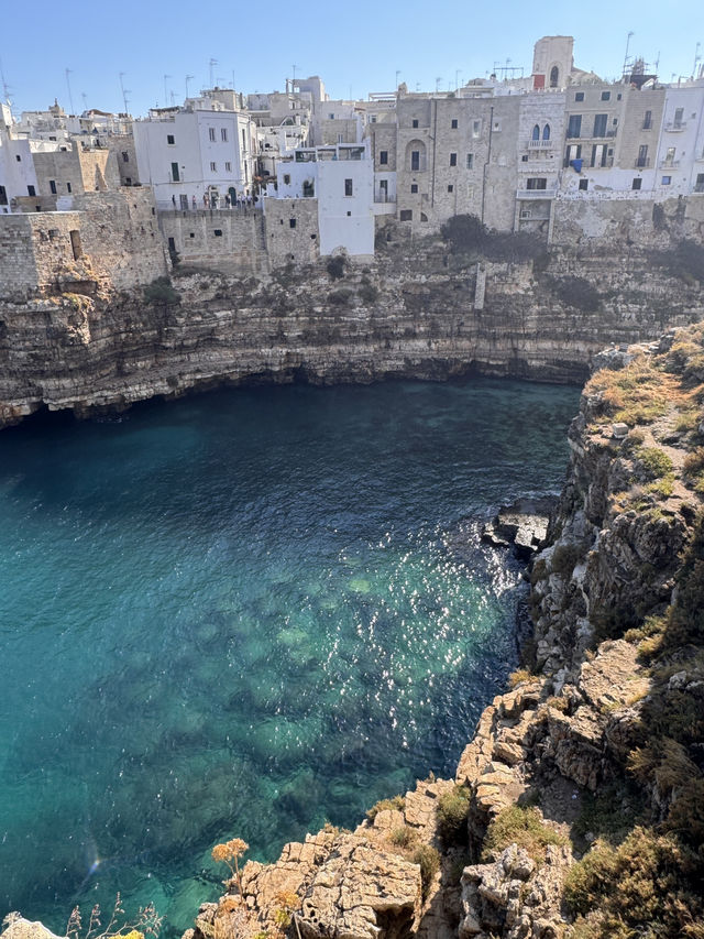 바다 위에 떠 있는 흰 도시, 폴리냐노 아 마레 바다 위에 떠 있는 흰 도시, 폴리냐노 아 마레