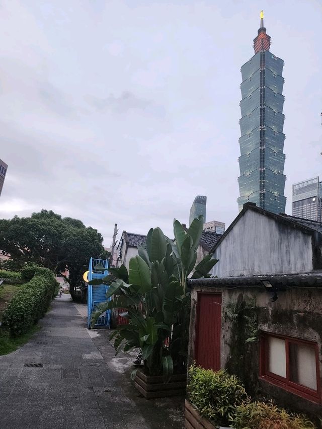 Urban Vibes & Vintage Feels 🌆✨ Urban Vibes & Vintage Feels 🌆✨