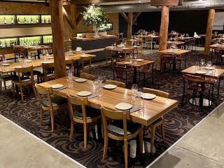 #ทริปออสเตรเลีย
หุบเขาฮันเตอร์ในโปโคลบินเป็นจุดหมายปลายทางในฝันของนักชิม และหากคุณชื่นชอบรสชาติอาหารท้องถิ่นที่เรียบหรู Baumé คือสถานที่ที่คุณจะได้ลิ้มลอง อาหารออสเตรเลียสมัยใหม่ผสานกับเสน่ห์ของชนบท—นึกถึงไวน์ชั้นดี จานชามสวยงาม และความหรูหราแบบสบายๆ ในเวลาเดียวกัน ✨

Baumé
📍 119 McDonalds Rd, Pokolbin NSW 2320, Australia
🕙 เวลาเปิดทำการ: พุธ–อาทิตย์ 12.00 น. – ดึก

เมนูแนะนำ: ห้ามพลาดปลากะพงอบเตาถ่าน—กรอบกำลังดี เนื้อนุ่มละลายในปาก สเต็กเนื้อวากิวราดครีมมันฝรั่งรมควันก็เป็นอีกเมนูเด็ดสำหรับคนรักเนื้อ สำหรับผู้ทานมังสวิรัติ เห็ดท้องถิ่นอบราดซอสทรัฟเฟิลรสเลิศจะทำให้คุณประทับใจ และอย่าลืมลองของหวานโฮมเมดประจำวันของทางร้านด้วย!

บรรยากาศ: นึกถึงความหรูหราอบอุ่นสบายๆ ในพื้นที่โล่งกว้าง หน้าต่างบานใหญ่ที่มองเห็นไร่องุ่นเขียวขจีและถังไวน์สไตล์ชนบท เหมาะสำหรับทุกโอกาส ตั้งแต่เดทสุดโรแมนติกไปจนถึงการรวมกลุ่มพิเศษ

สิ่งที่ทำให้พิเศษ: Baumé นำเสนอวัตถุดิบสดใหม่ตามฤดูกาลจาก Hunter Valley ด้วยการปรุงแต่งอย่างสร้างสรรค์ เมนูจับคู่ไวน์ท้องถิ่นของพวกเขานั้นโดดเด่นมาก ลองสอบถามทีมงานที่เป็นมิตรเพื่อขอคำแนะนำเกี่ยวกับไวน์ที่เข้ากับอาหารของคุณ บริการอบอุ่นเป็นกันเอง ทำให้คุณรู้สึกเหมือนอยู่บ้าน ในขณะเดียวกันก็ยังคงความหรูหราและมีระดับ

เคล็ดลับส่วนตัว: มาทานอาหารกลางวันช่วงบ่ายแก่ๆ เพื่อเพลิดเพลินกับวิวที่สวยที่สุดในช่วงเวลาที่แสงแดดอ่อนๆ เริ่มส่องลงมา—และคุณจะได้ที่นั่งที่ดีที่สุด หลีกเลี่ยงช่วงเวลาอาหารเย็นที่วุ่นวาย!

เคล็ดลับด่วน: จองล่วงหน้า โดยเฉพาะช่วงสุดสัปดาห์ มาถึงก่อนเวลาเพื่อจิบไวน์ Semillon สักแก้วข้างเตาผิง!

#Pokolbin #HunterValley #ModernAustralian #FoodieFinds #WineCountry