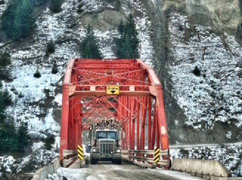 Fraser River & Rudy Johnson Bridge

📍Address: Fraser River, Rudy Johnson Bridge, Williams Lake, BC

The Rudy Johnson Bridge, a landmark in the north, is one of the best spots to view the Fraser River. The bridge spans a magnificent valley; before the winter snow melts, white ice floes stand on the river, and the stunning steep peaks on the banks create a scene reminiscent of a science fiction movie. The bridge itself is also a great photo opportunity—the snow-covered landscape and the suspension bridge blend together perfectly, making it an absolute must-have for your social media feed.

