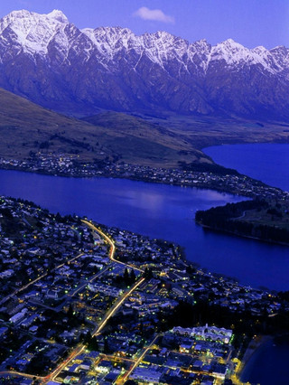 ◌ึ❄️🏔️ รีวิวโรงแรมหรูนิวซีแลนด์ ฟีลหิมะจัดเต็มที่ Queenstown 🏔️❄️

การมาพักที่ Queenstown คือการได้อยู่ในเมืองริมทะเลสาบที่ถูกโอบล้อมด้วยเทือกเขา Remarkables และทะเลสาบ Wakatipu สีฟ้าเข้มสุดอลังการ ❄️ บรรยากาศทั้งเมืองให้ฟีลโรแมนติก เงียบสงบ และเต็มไปด้วยธรรมชาติที่สวยเหมือนภาพวาด 🏔️✨

หนึ่งในโรงแรมระดับลักชัวรีคือ Eichardt’s Private Hotel โรงแรมบูทีคหรูริมทะเลสาบที่เก่าแก่และมีเอกลักษณ์ที่สุดแห่งหนึ่งของนิวซีแลนด์ 🏨❄️ ตัวอาคารสไตล์คลาสสิกผสมความโมเดิร์น ให้ความรู้สึกเป็นส่วนตัวและพิเศษมากเหมือนพักในคฤหาสน์ริมทะเลสาบ

ห้องพักตกแต่งหรูแบบเรียบแต่แพง เตาผิงไฟอบอุ่น ผนังกระจกเปิดรับวิวทะเลสาบและภูเขาหิมะแบบเต็มสายตา 🛏️🔥 ทุกเช้าจะเห็นแสงแดดสะท้อนผิวน้ำและยอดเขาสีขาวจากระยะไกล เป็นภาพที่ทั้งนิ่ง สงบ และสวยจนไม่อยากลุกจากเตียง ❄️🏔️

ไฮไลต์คือการนั่งจิบไวน์ริมระเบียงส่วนตัว หรือเดินเล่นในเมือง Queenstown ที่เต็มไปด้วยคาเฟ่และร้านหรูบรรยากาศอบอุ่น 🍷☕ พร้อมกิจกรรมสกีและล่องเรือในทะเลสาบที่ให้ฟีลธรรมชาติแบบลักชัวรีสุด ๆ ⛷️🚤

📍 Check-in: Queenstown, New Zealand 🇳🇿
🏨 Eichardt’s Private Hotel

#NewZealand #Queenstown #LuxuryHotel #SnowVibes #LakeWakatipu #WinterWonderland #EichardtsHotel #TravelNZ #HotelReview #LuxuryTravel ❄️🏔️✨