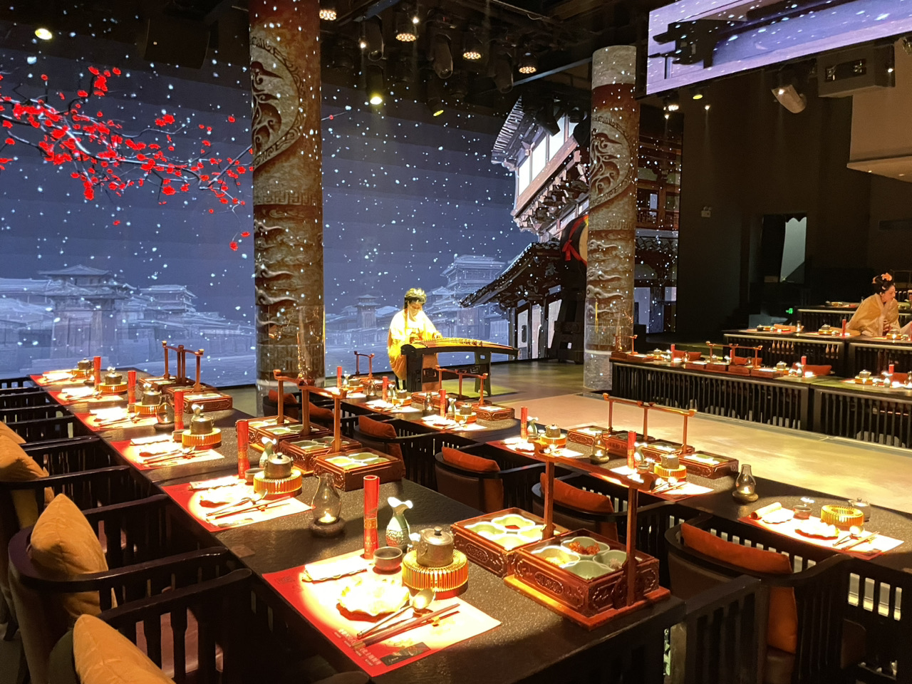 Located in EKA Tianwu Garden, Pudong, Shanghai, Shu Yan Fu is an immersive dinner show combining food, dance, light and shadow, and Han culture. From costumes and performances to the food, the atmosphere is fantastic. Makeup and hair styling can be purchased to further enhance the experience.

The food focuses on refined Sichuan cuisine. Although it's Sichuan food, don't worry about it being too spicy; even those who don't usually eat spicy food can enjoy it. If you're still concerned, you can customize your meal with a non-spicy version. It's suitable for adults and children alike!

Seating has different prices depending on the location. On the day of the event, I was seated in the second row, a great spot with excellent value!

There are also special celebrations for birthday celebrants, who can enjoy free admission!