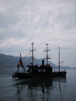 ジブリの魂を探して：鞆の浦の海辺の魔法にかけられる一日。