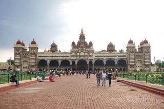 【印度．邁索爾】黃昏漫步嘅浪漫！Mysore Palace 皇家庭園嘅悠閒時光