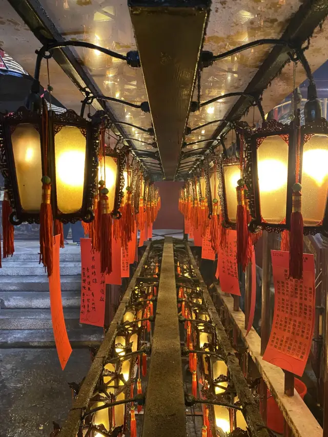 One of Hong Kong’s most famous urban temples⛩️