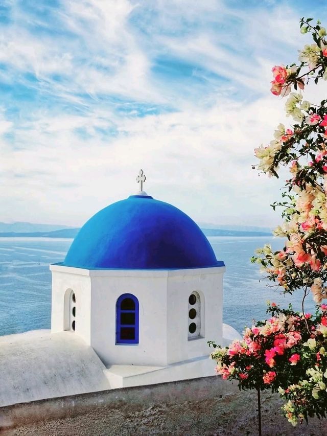 🌅 Where Sunsets Kiss the White Walls – Oia, Santorini, Greece