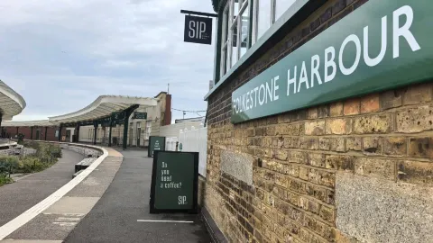 เมืองชายฝั่งที่มีชีวิตชีวา โฟล์คสโตน สหราชอาณาจักร — traveler post in Folkestone