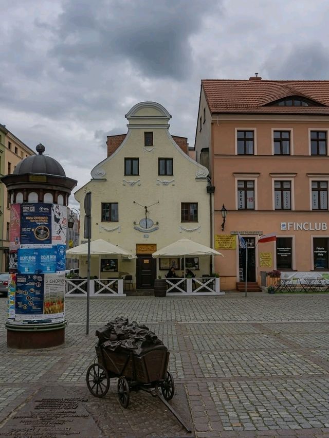 🏰🌠 “Where Gothic Meets Gingerbread: A Timeless Walk Through Toruń” 🇵🇱✨